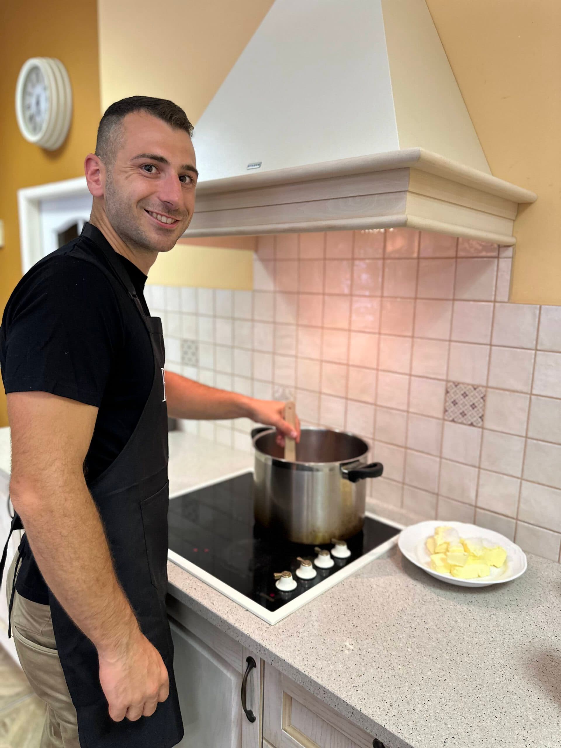 Albert pri príprave karamelu